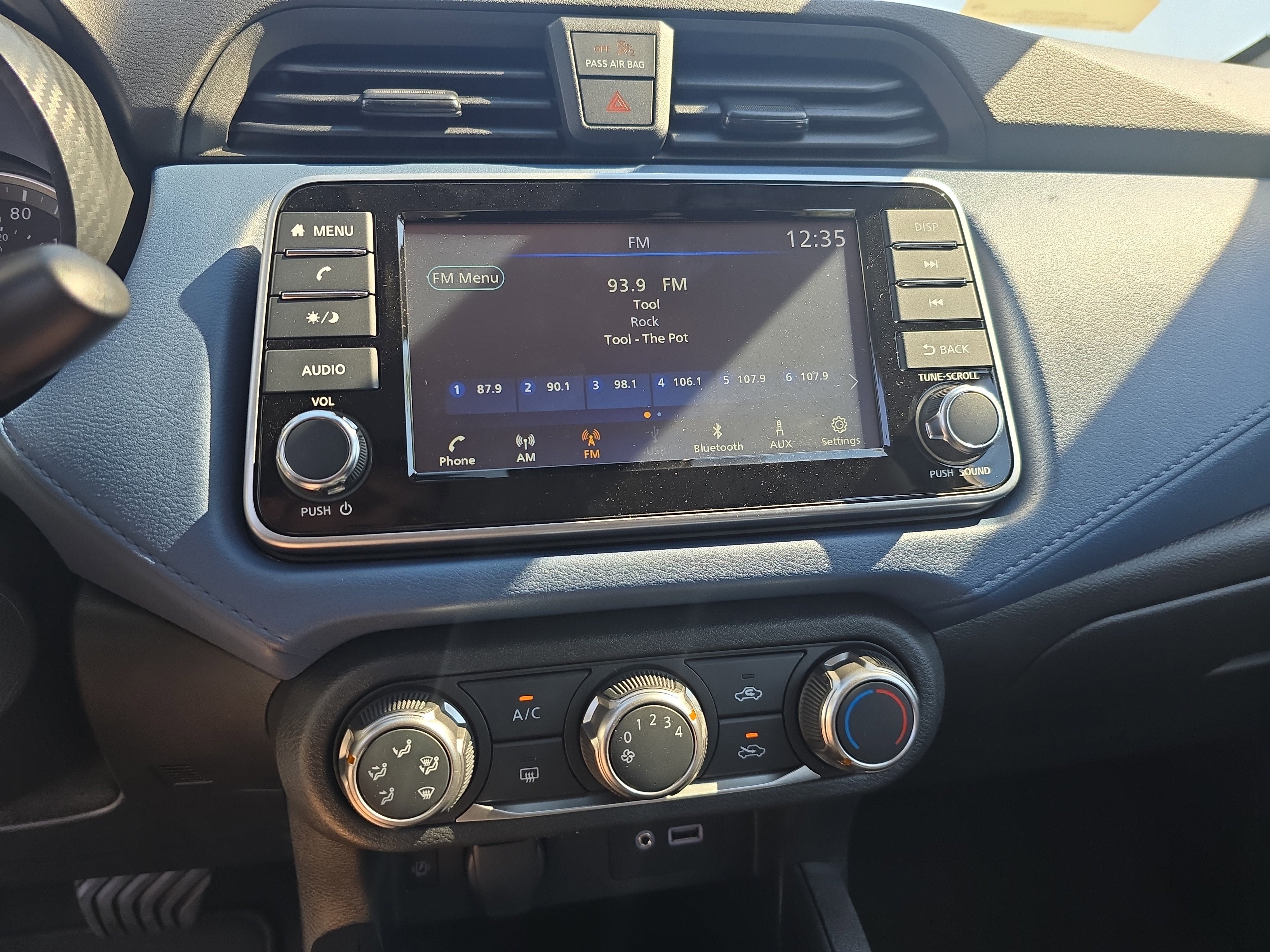 2025 Nissan Versa SV