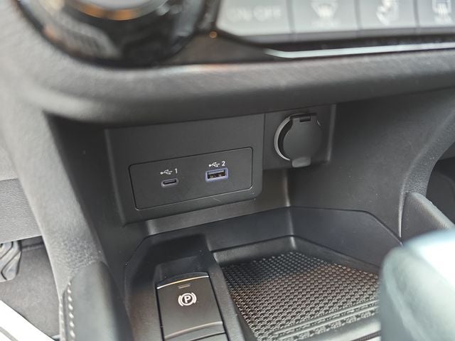 2022 Nissan Kicks SR
